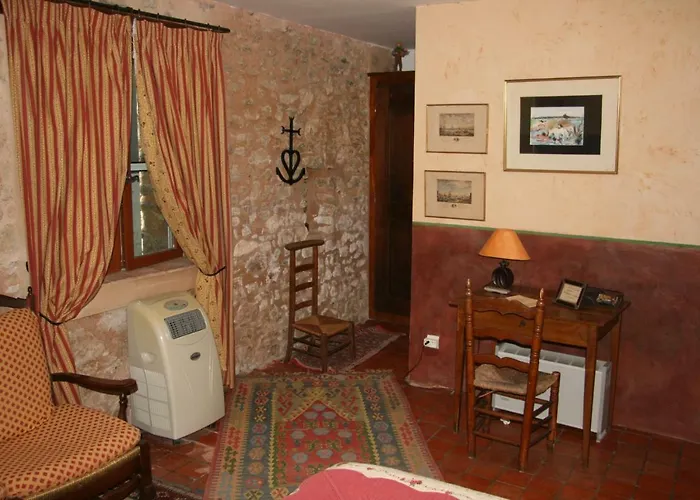 Le Jas Des Nevieres Bed & Breakfast 3*